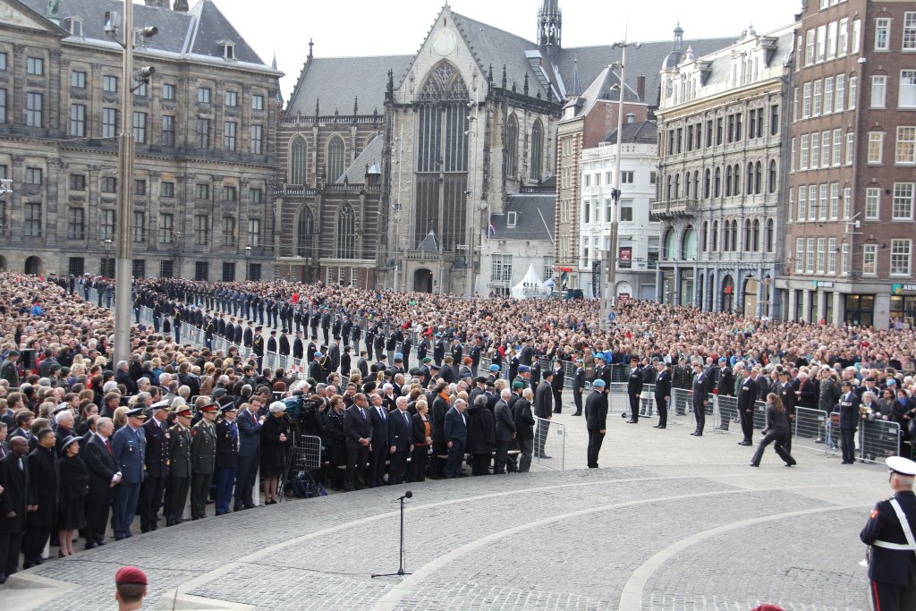 Erecouloir staat opgesteld tussen paleis en de Dam