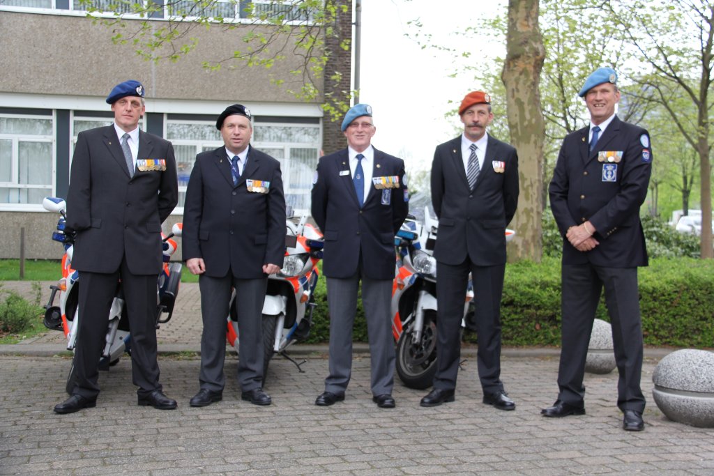 Erik Paskamp, Fred Driessen, Cor Vogelaar, Jan van Putten en Cees van Ingen als KMar veteranen ingezet bij de nationale dodenher