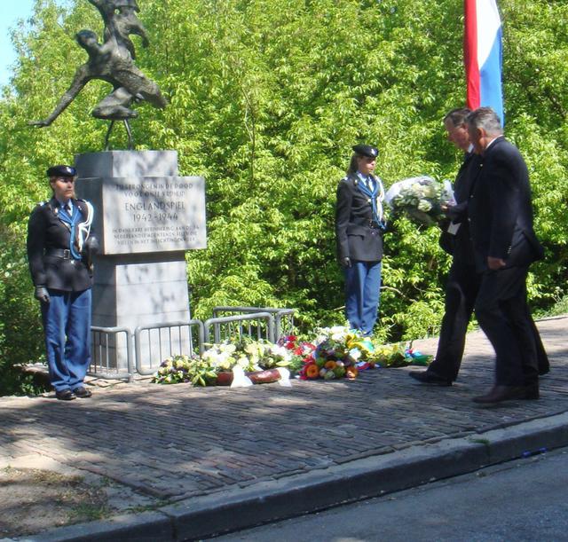 Kranslegging door voorzitter SMC, brigade generaal b.d. Jack Vlaming en penningmeester SMC, kapitein b.d. Eelco Bouwman (foto : 