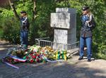 Monument na kranslegging en bloemen (foto : Eelco Bouwman)