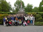 Sint Victorschool bij Monument KW III kazerne Apeldoorn op 26 mei 2010