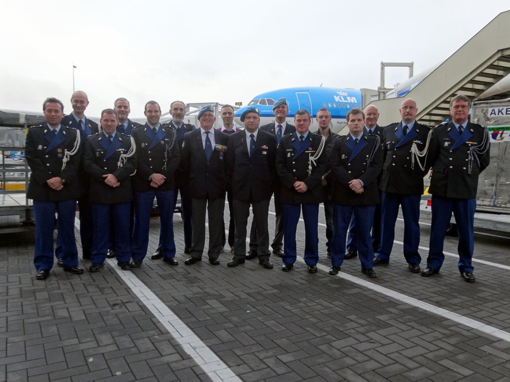 Dit betreft de uitreiking aan KMar personeel Schiphol door SMC-ers Cees van Ingen, Fred Driessen en Cor Vogelaar op 19-12-2013.