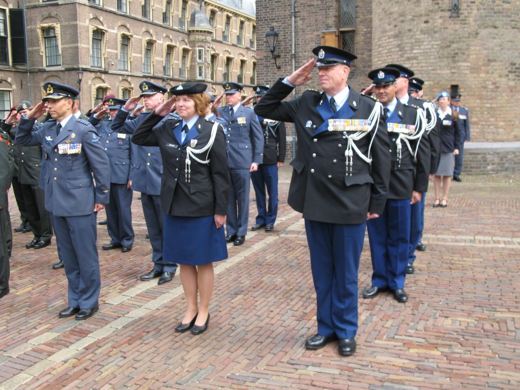 Kapitein-reservist Miriam Weimar ontving draaginsigne