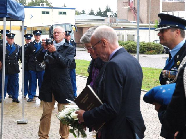 Het condoleance boek wordt bij het nieuwe monument van Jeroen Severs geplaatst door heer en mevrouw Severs.