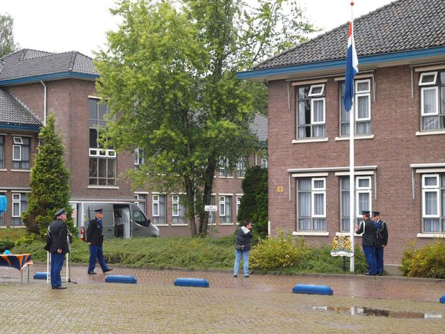 Het strijken van de marechaussee-vlag