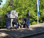Kranslegging door plv Commandant KMar, Hans Leijtens (r) (foto : Paul Pillekers)